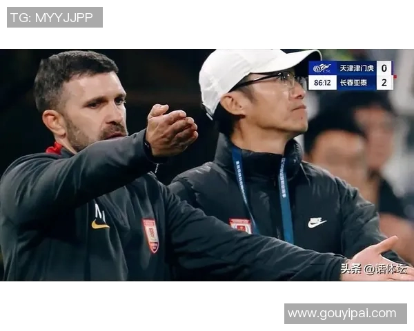 老牌足球明星重返赛场展现风采引发球迷热烈追捧